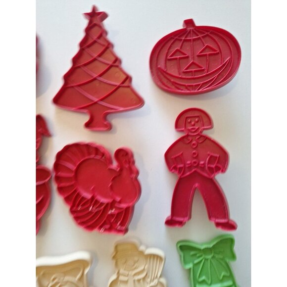 Tupperware & Hutzler 19 Holiday Plastic Cookie Cutters Christmas Easter Vintage - Picture 4 of 14